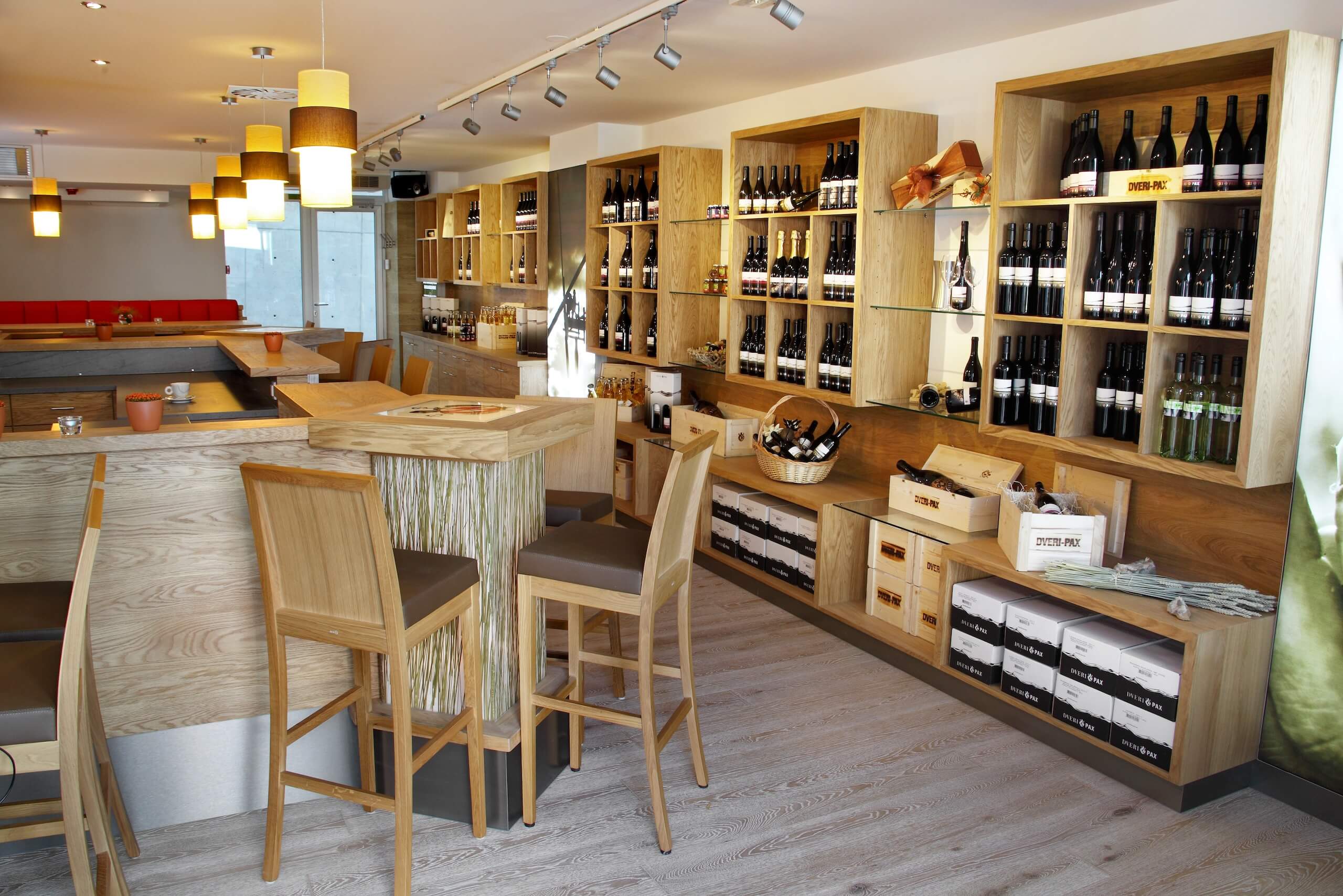 Moderne Weinbar mit Holzmöbeln und Weinregalen, gemütliche Atmosphäre, ideal für Weinliebhaber.