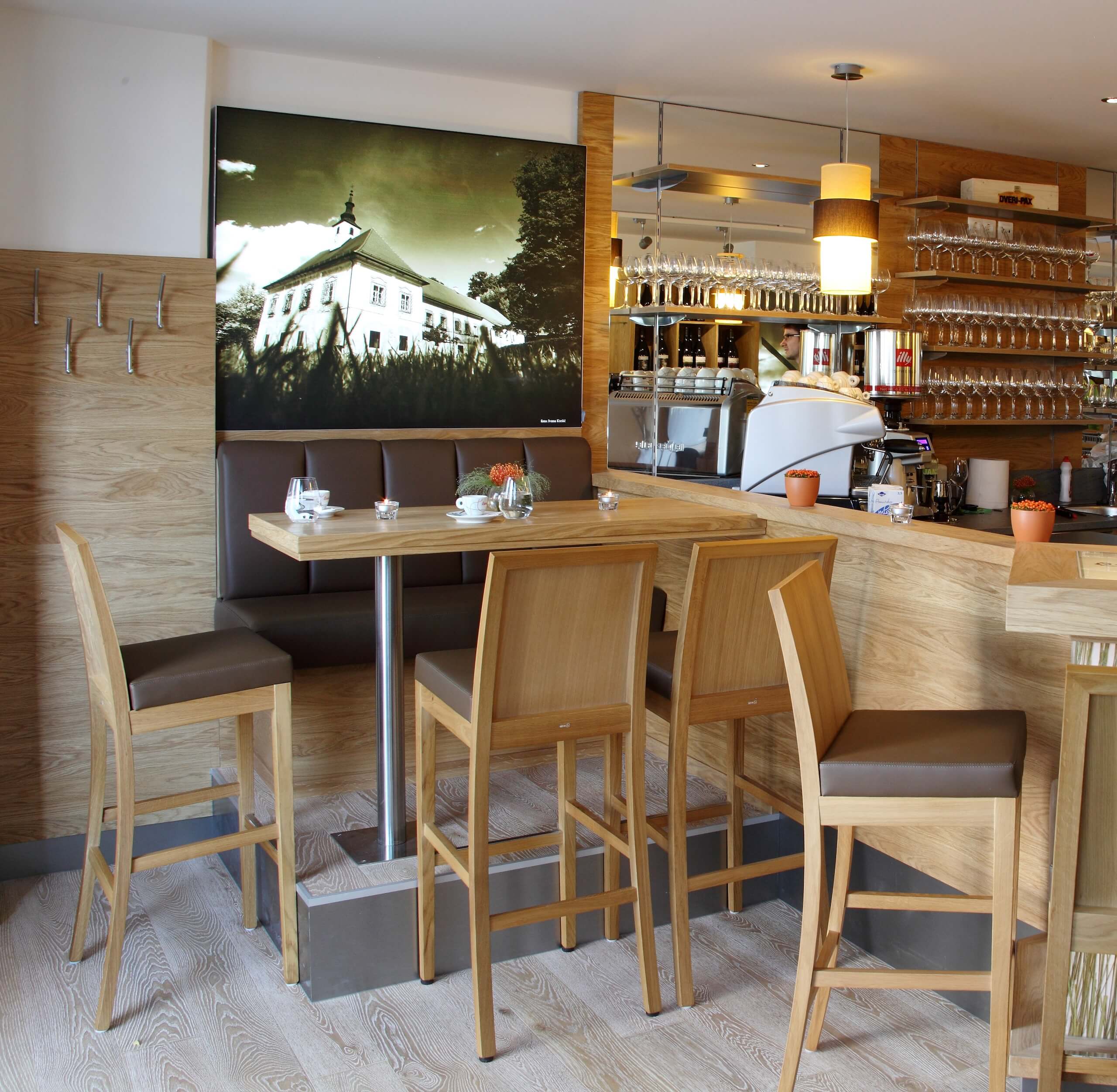 Moderner Café-Innenraum mit Holzdekor und Barista-Bereich, ideal für gemütliche Treffen bei Kaffee und Kuchen.
