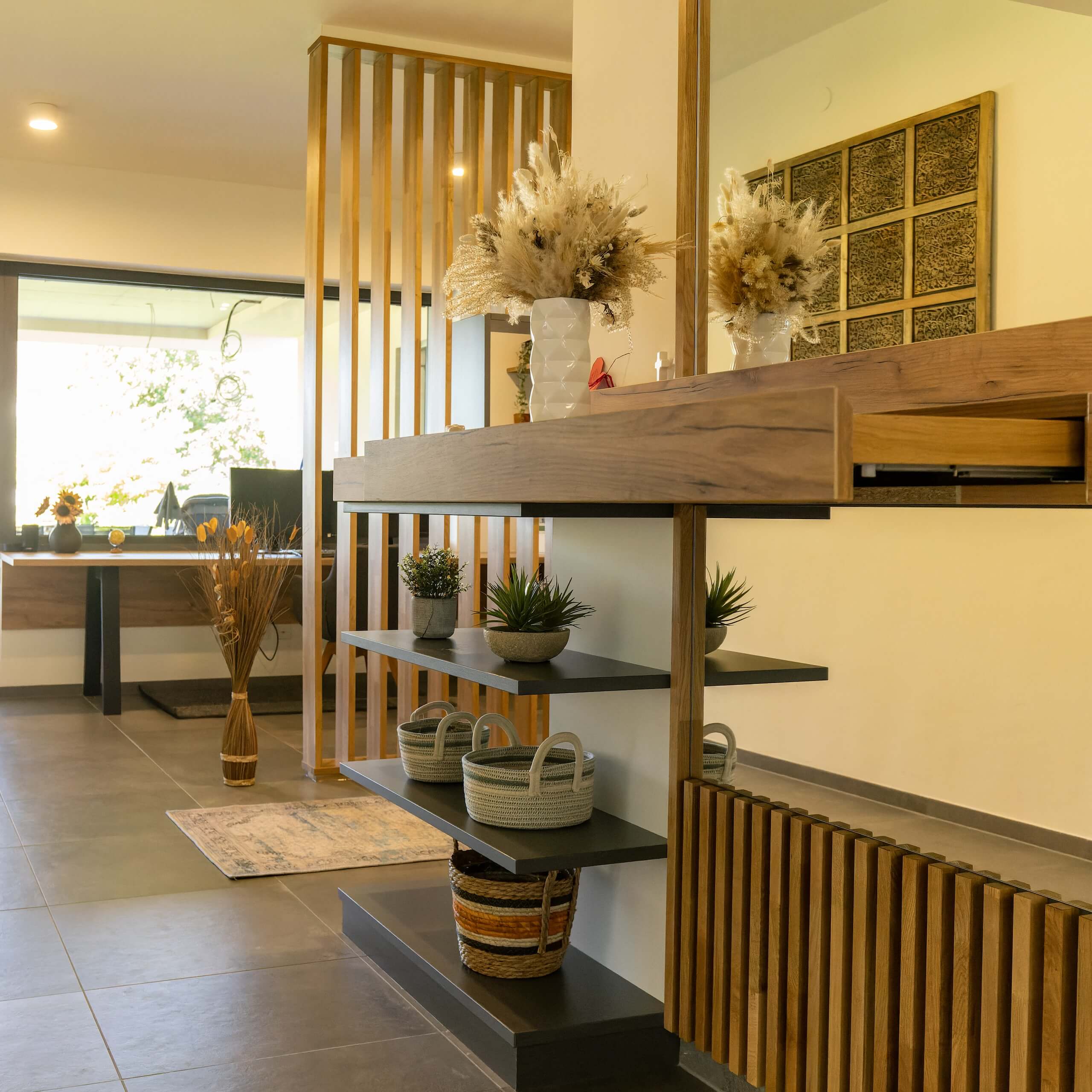 Modernes Wohnzimmer mit eleganten Holzregalen und natürlicher Dekoration, warme Atmosphäre und minimalistisches Design.