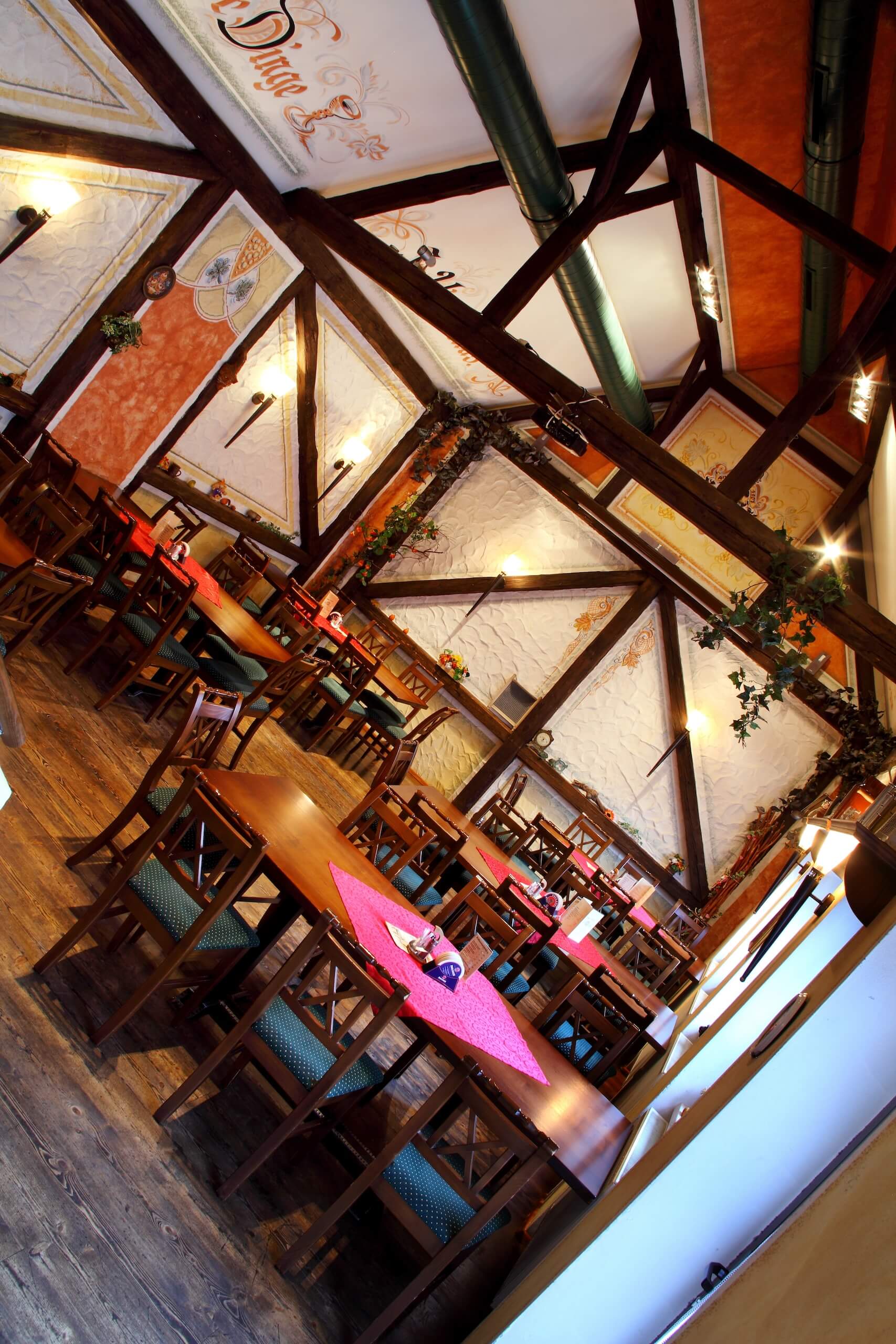 Gemütliches Restaurant mit rustikaler Einrichtung, Holzmöbeln und dekorativen Akzenten für ein traditionelles Ambiente.