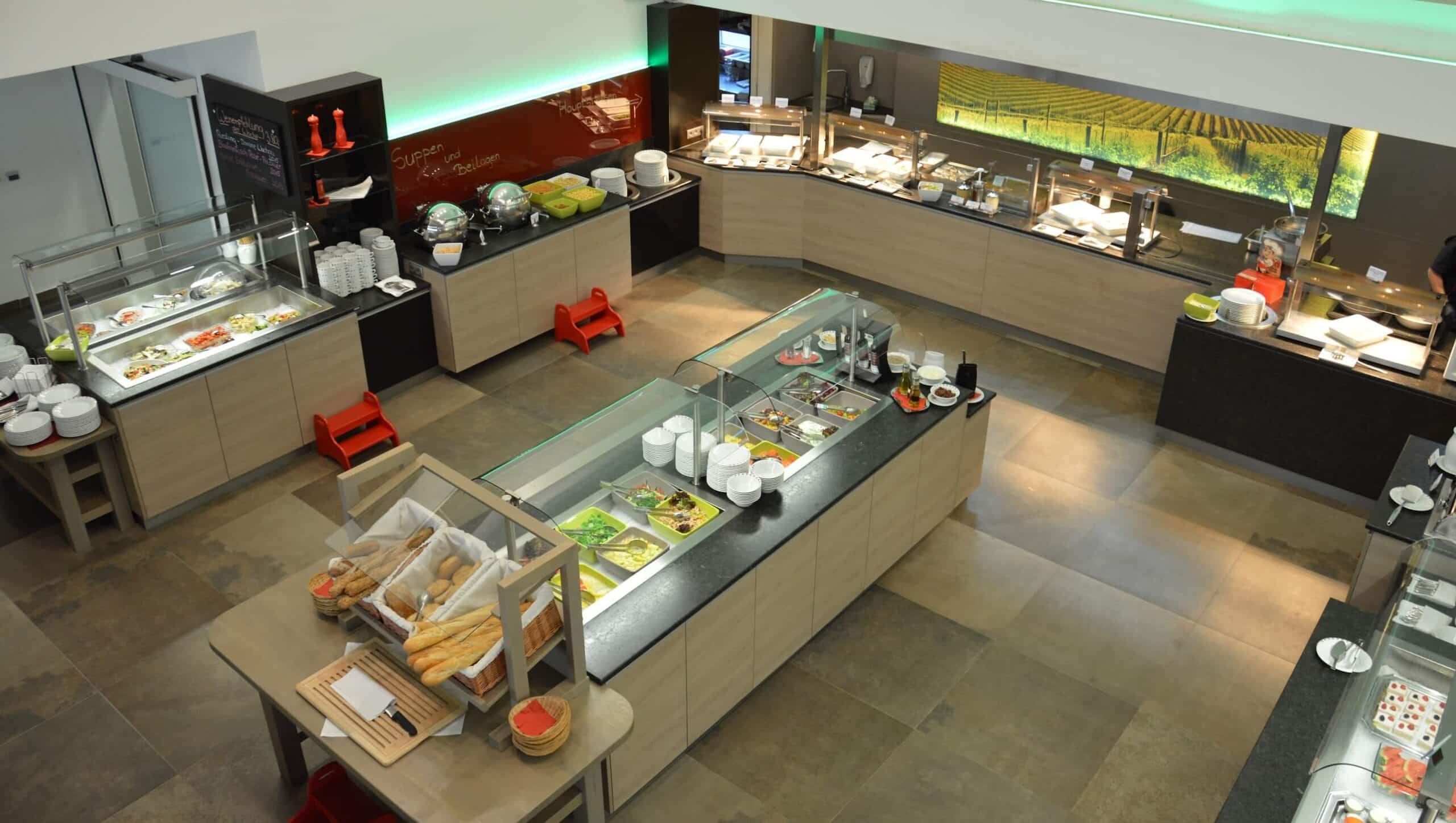 Moderne Kantine mit vielfältigem Buffetangebot in offener, einladender Atmosphäre.