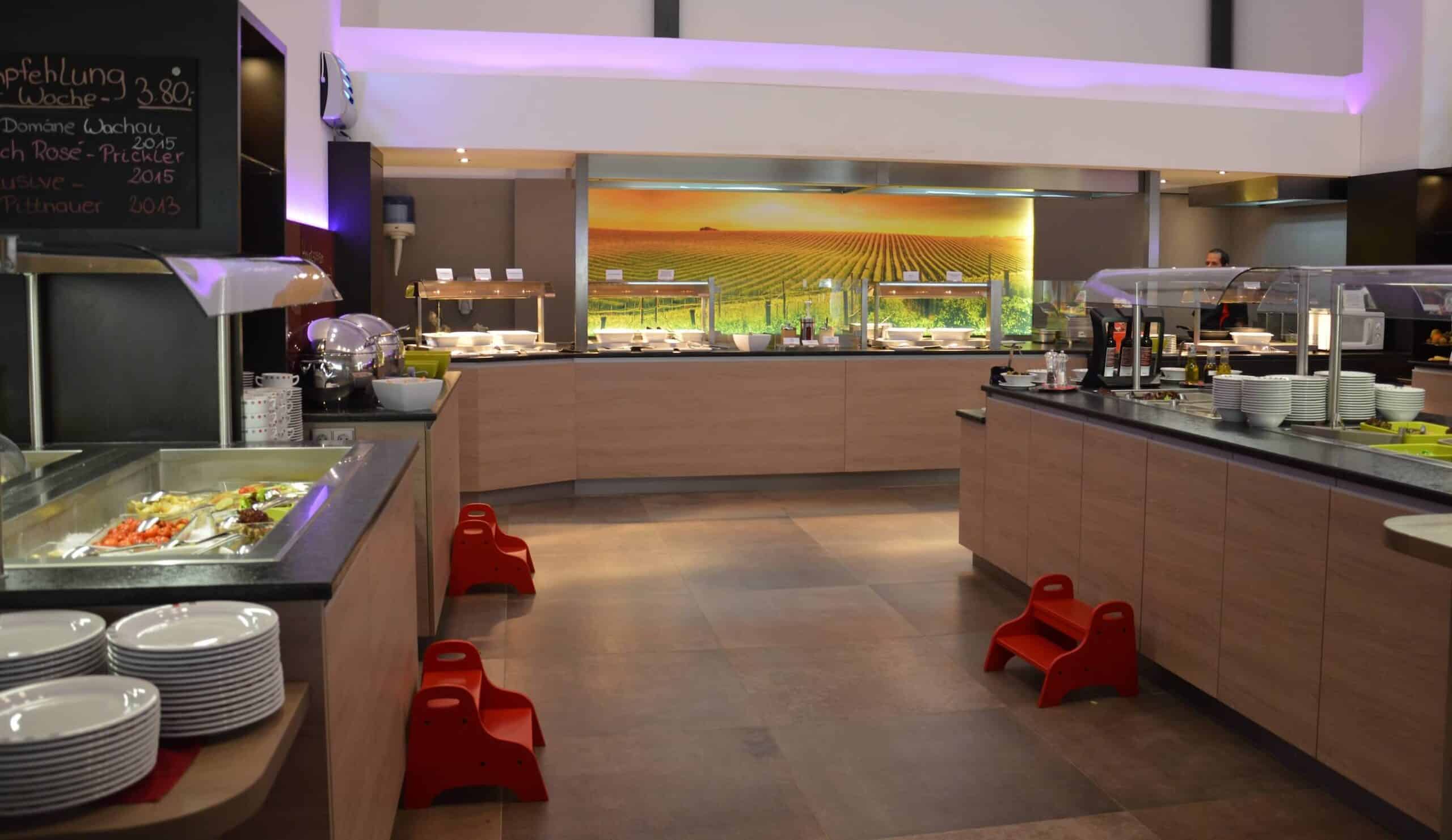 Modernes Buffet-Restaurant mit vielfältiger Speisenauswahl und stilvollem Interieur für kulinarische Erlebnisse.