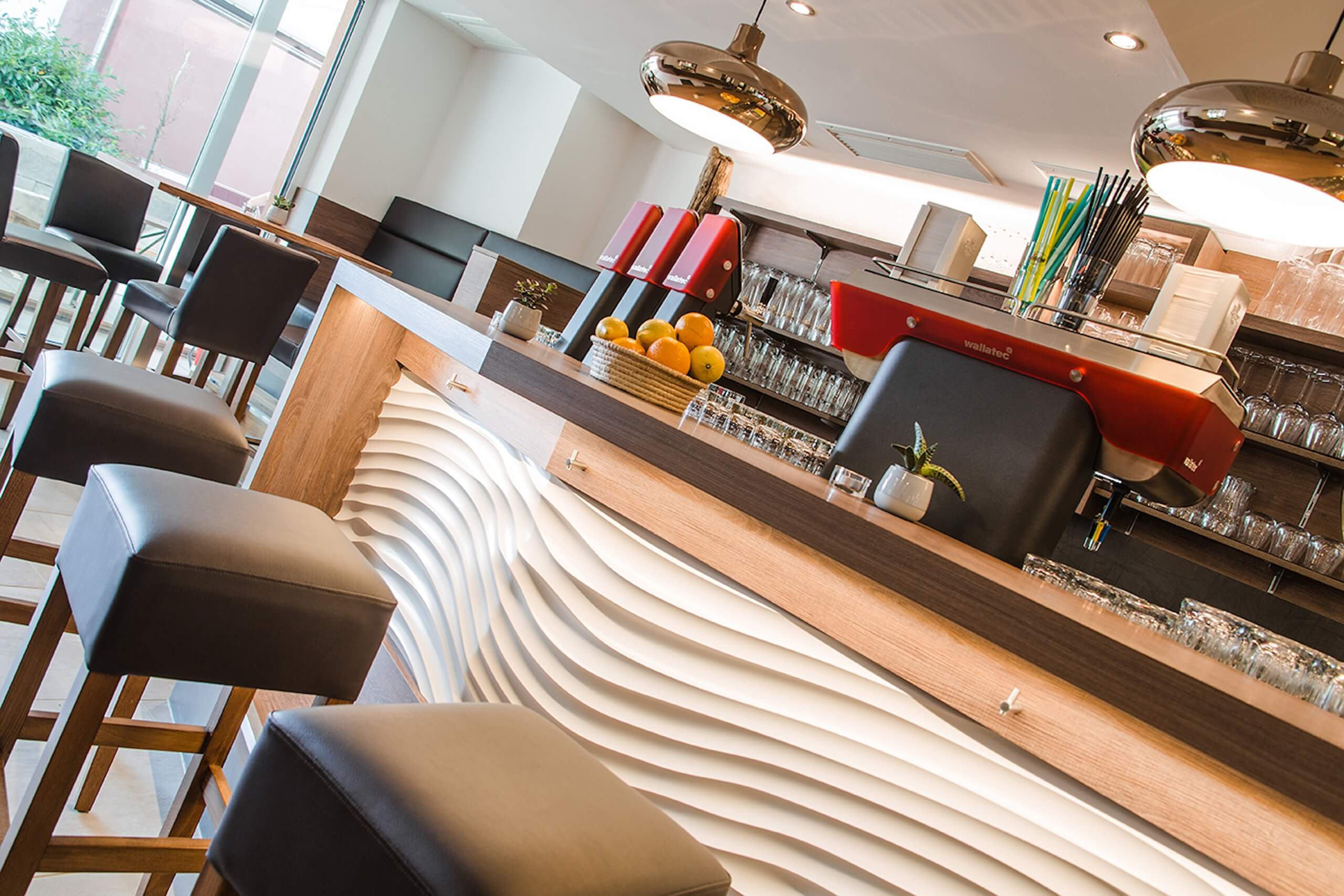 Moderne Café-Bar mit stilvoller Beleuchtung und bequemen Sitzgelegenheiten, bereit für Gäste.