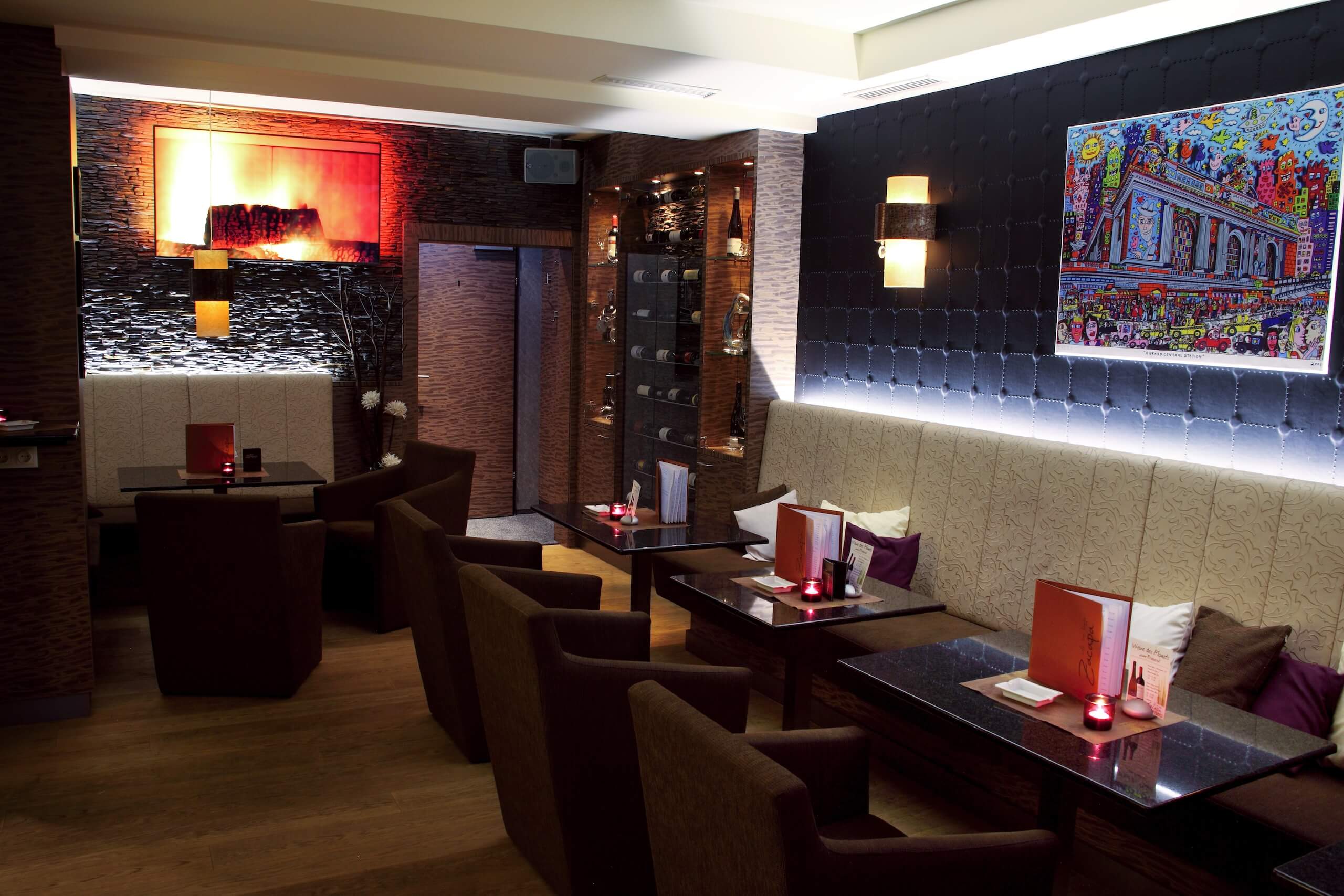 Gemütliche Lounge mit stilvoller Beleuchtung, modernen Möbeln und kunstvoller Wanddekoration. Ideal zum Entspannen.